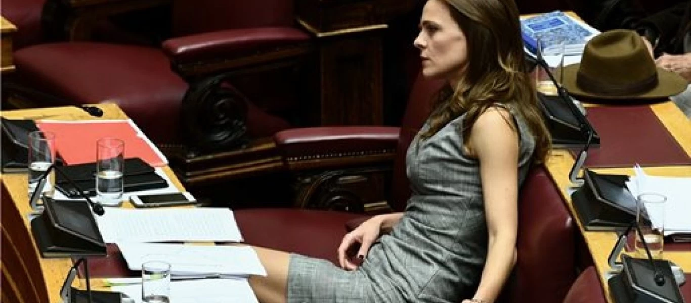 «Ζέστανε» την Βουλή η Έφη Αχτσιόγλου: Κοντομάνικο μίνι φόρεμα εν μέσω Δεκεμβρίου! (φωτό)